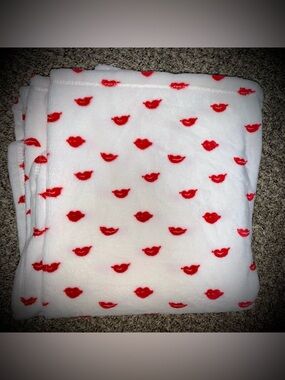 NEW Room Essentials Plush Throw Blanket – Red Lips Print 50”x60” Super Soft